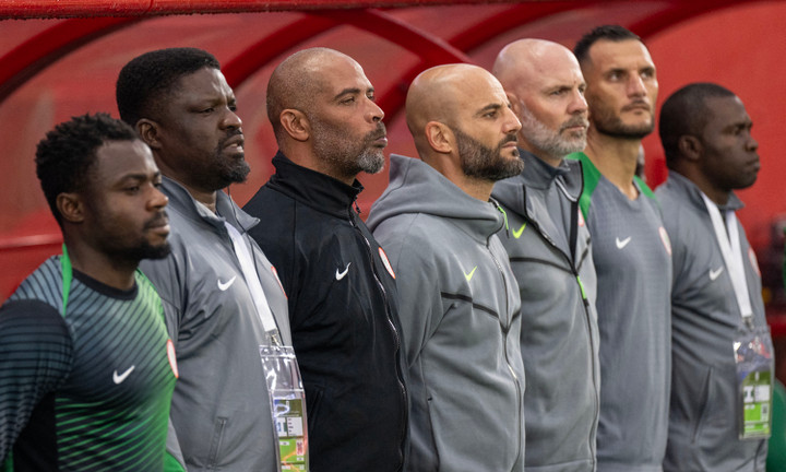 HLV Eric Chelle (áo đen) nghi đối thủ dùng phép thuật.