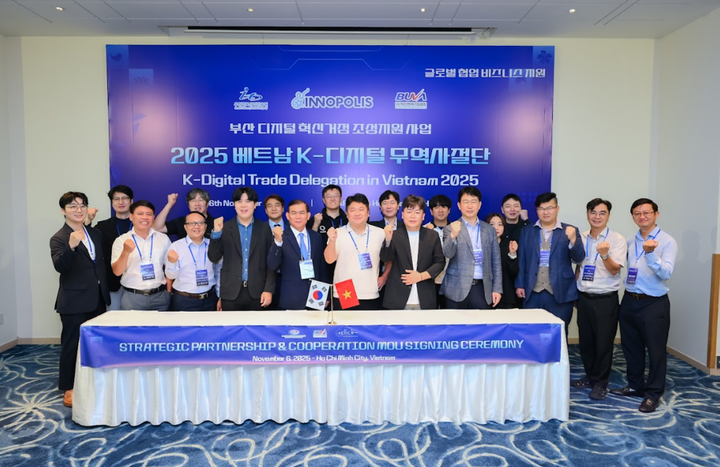 Đoàn K-Digital Busan 2025 chụp ảnh cùng đối tác Việt Nam tại TP.HCM.
