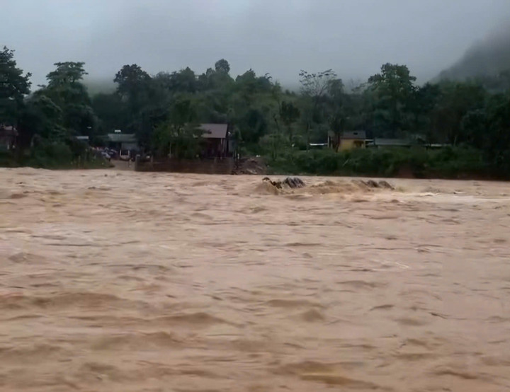 Tuy nhiên, trong lúc các lực lượng chức năng tổ chức cứu người thì dòng lũ dữ cuốn lật xe, tài xế mất tích. (Ảnh: CTV)
