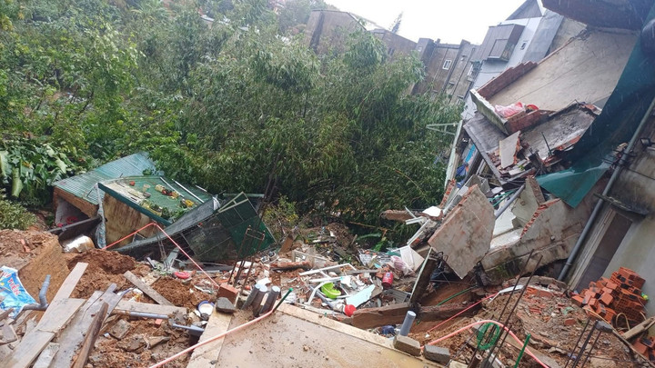 Ngôi nhà ở đường Hùng Vương, xã miền núi Khe Sanh (Quảng Trị) bị sạt lở, đổ sập. (Ảnh: Lâm Quang Huy)