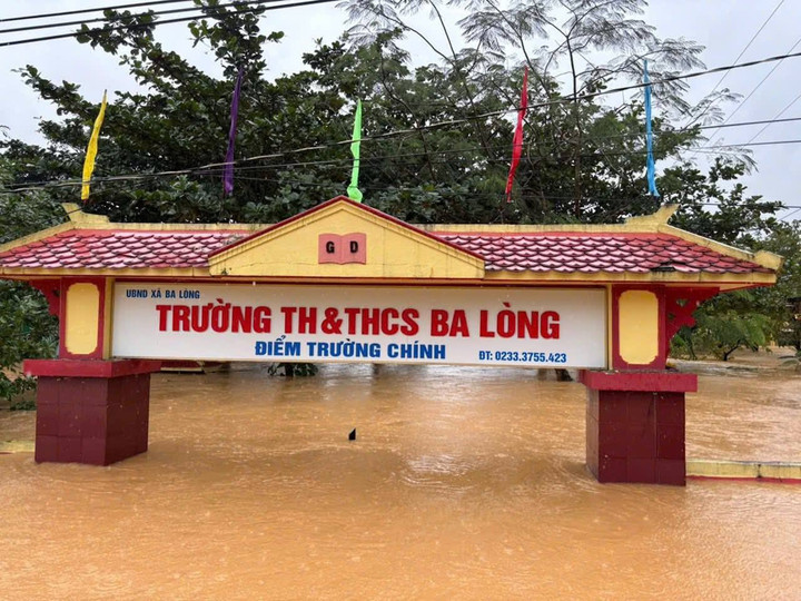 Điểm trường chính trường Tiểu học và THCS Ba Lòng (xã Ba Lòng, Quảng Trị) ngập sâu trong nước. (Ảnh: L.Q.H)