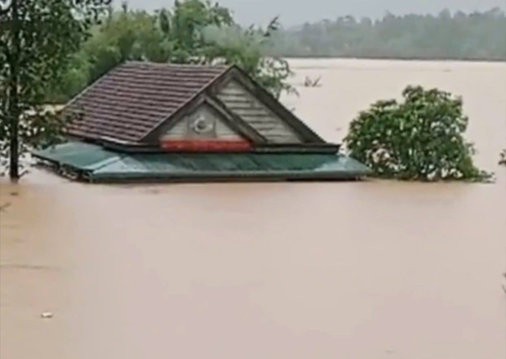 Nhiều nơi ở Quảng Trị đang bị ngập sâu, chia cắt do mưa lũ. (Ảnh: CTV)