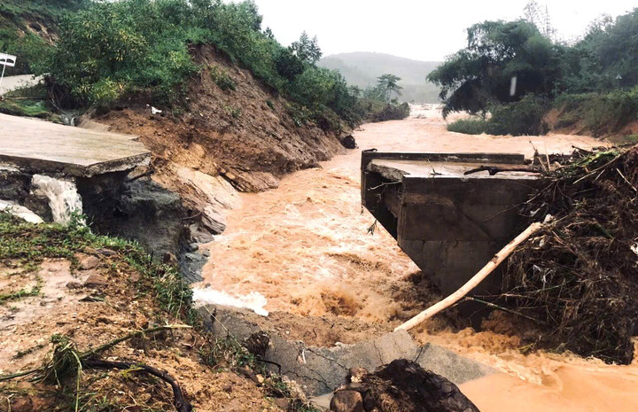 Cầu Nước Bao bị cuốn sập. (Ảnh: S.H)