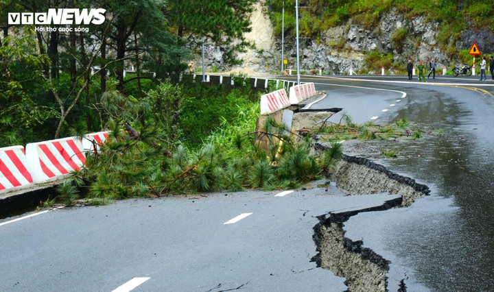 Sạt lở trên đèo Prenn vào sáng nay.