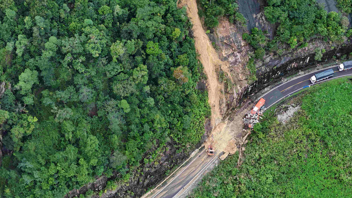Sạt lở vùi lấp 1 xe khách trên đèo Khánh Lê nối Đà Lạt - Nha Trang.