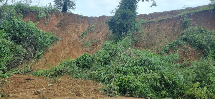 Sạt lở trên cung đường đi đến xã Yang Mao.