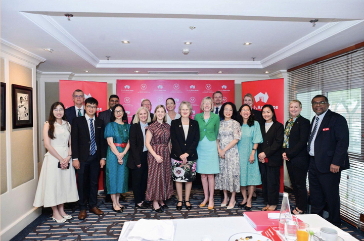 Bertemu alumni Adelaide dengan Duta Besar Australia ke Vietnam dan Gabenor Australia Selatan semasa lawatan Gabenor ke Vietnam.