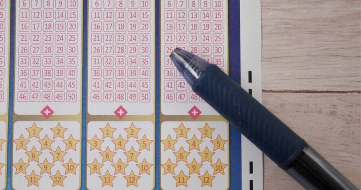 Quá phấn khích vì trúng số, anh Vương chụp ảnh tấm vé đăng lên mạng, không ngờ vì thế mà bị kẻ khác nhanh chóng nhận “thay” số tiền giải thưởng. (Ảnh: Sohu)