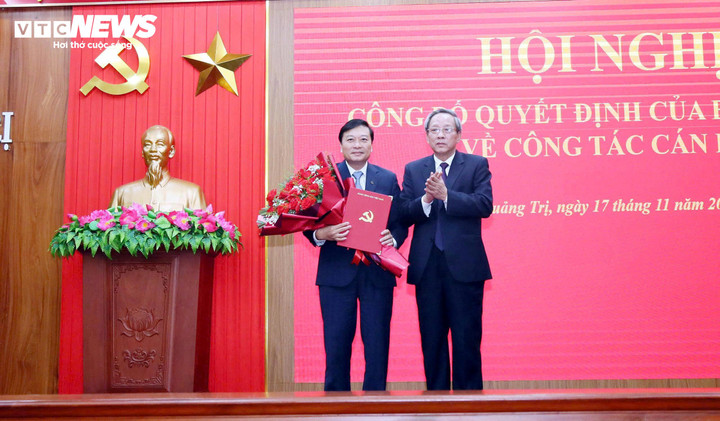 Leaders of the Central Organizing Committee presented the decision of the Secretariat on the transfer and appointment of Mr. Le Hong Vinh as Deputy Secretary of the Quang Tri Provincial Party Committee. (Photo: T. Chuyen)