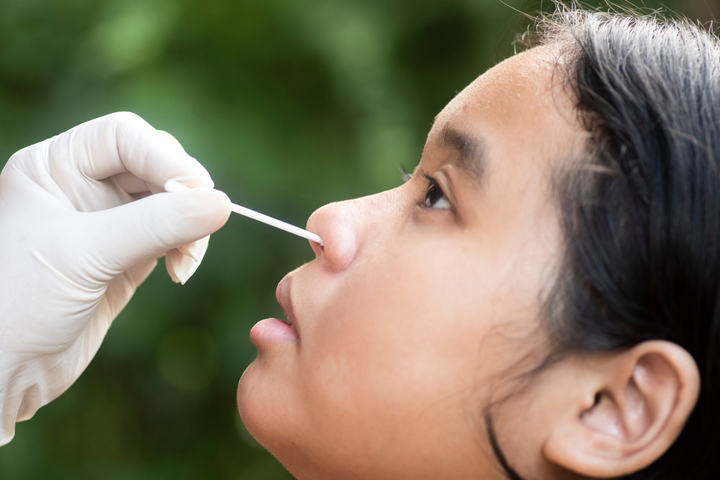 Quy trình test cúm A được thực hiện theo từng bước cụ thể để đảm bảo kết quả chính xác.