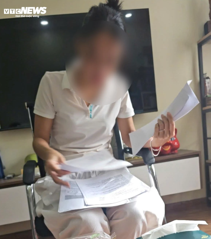 Thu đang giới thiệu, chào bán căn hộ NƠXH thuê - mua tại Ecohome với khách.