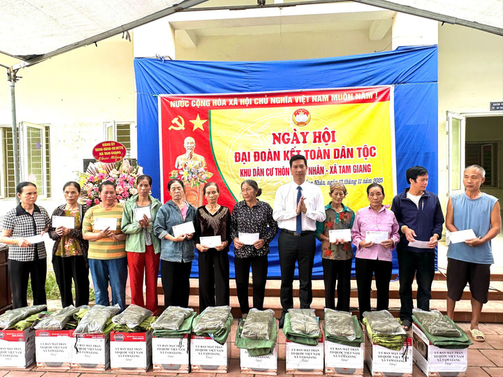 Ông Nguyễn Bảo Đại, Bí thư Đảng ủy xã Tam Giang, tặng quà cho người dân thôn Đồng Nhân trong Ngày hội Đại đoàn kết toàn dân tộc.