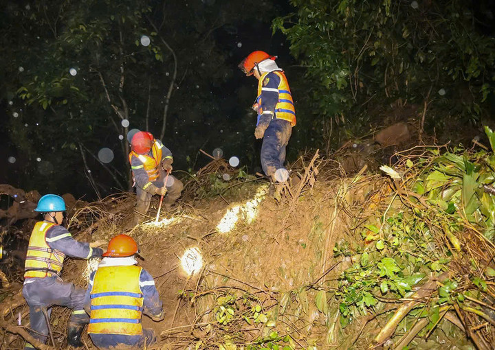 Lực lượng cứu hộ tìm kiếm nạn nhân (Ảnh: MT)