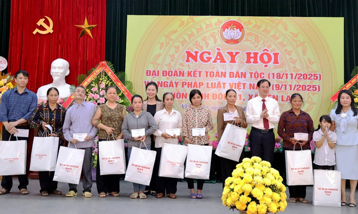 Bà Bùi Thị Minh, Phó Bí thư Tỉnh ủy Phú Thọ trao quà của Tỉnh ủy, HĐND, UBND, Ủy ban MTTQ tỉnh cho các hộ nghèo và học sinh nghèo vượt khó.