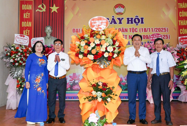 Phó Chủ tịch UBND tỉnh Phú Thọ Nguyễn Huy Ngọc tặng hoa chúc mừng thôn Trại Trong.