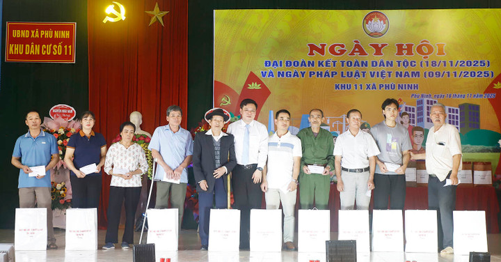 Phó Chủ tịch Ủy ban MTTQ tỉnh, Chủ tịch Hội Nông dân tỉnh Phú Thọ Hoàng Xuân Giao tặng quà cho hộ nghèo, có hoàn cảnh khó khăn của xã Phù Ninh.