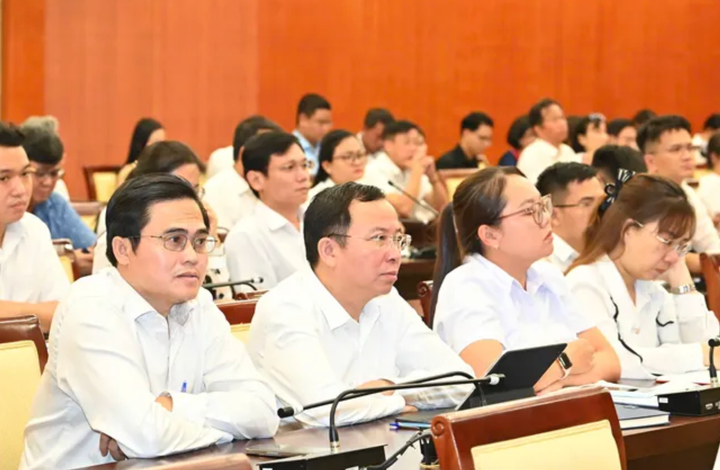 Các đại biểu tham dự tại điểm cầu trực tiếp.