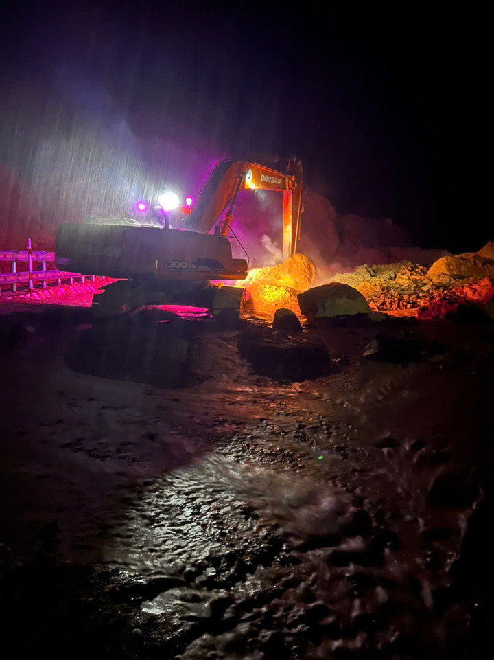 Phương tiện cơ giới có mặt tại hiện trường để xử lý sạt lở. Ảnh: Người dân cung cấp