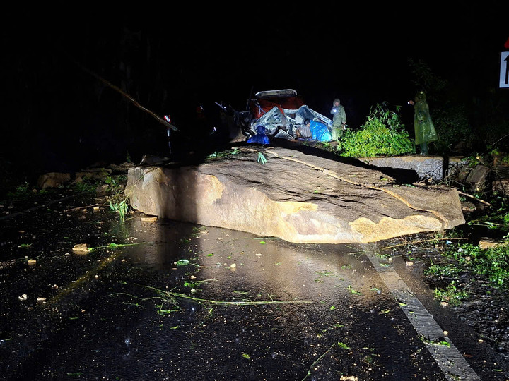 Đá lớn rơi từ trên núi xuống đường.