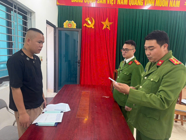 Cơ quan công an tống đạt các quyết định khởi tố đối với Nguyễn Cao Cường. (Ảnh: Công an xã cung cấp)