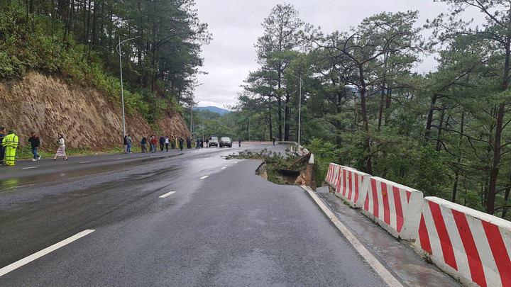 Đèo Prenn bị sạt lở, lực lượng chức năng tỉnh Lâm Đồng có mặt để hướng dẫn các phương tiện không qua lại đèo này.