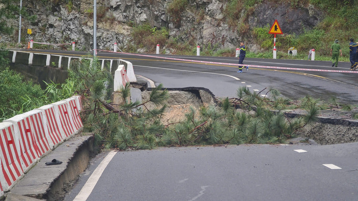 Mặt đường đèo Prenn bị sạt lở rộng và sâu.