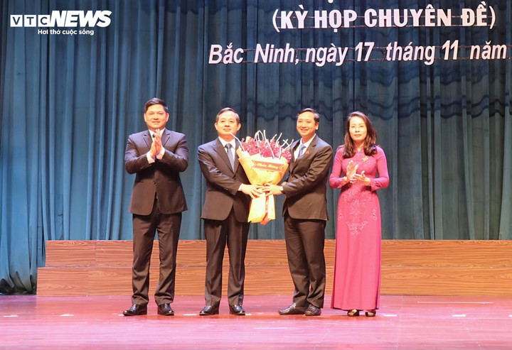 Lãnh đạo Tỉnh ủy, HĐND tỉnh Bắc Ninh tặng hoa chúc mừng ông Phạm Hoàng Sơn được bầu làm Chủ tịch UBND tỉnh Bắc Ninh.