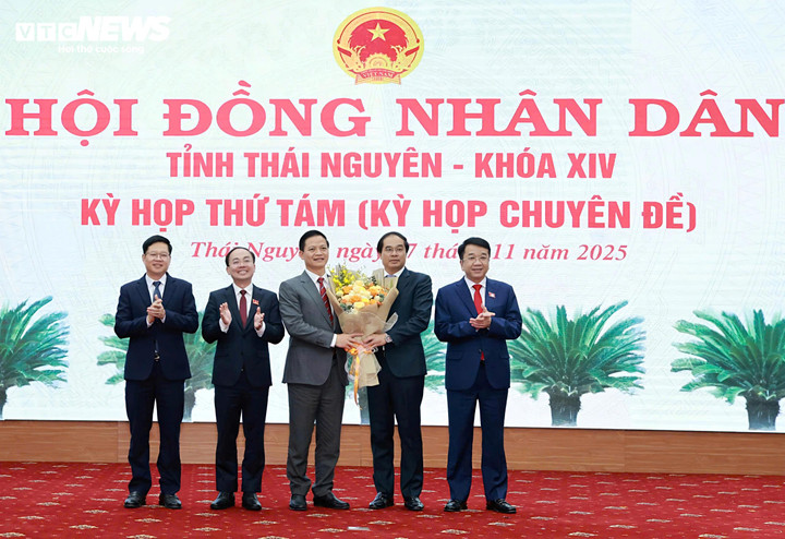 Lãnh đạo Tỉnh ủy, HĐND tỉnh Thái Nguyên tặng hoa chúc mừng tân Chủ tịch UBND tỉnh Vương Quốc Tuấn.