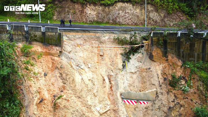 Một lượng lớn đất đá, mặt đường trôi xuống vực sâu bên dưới.