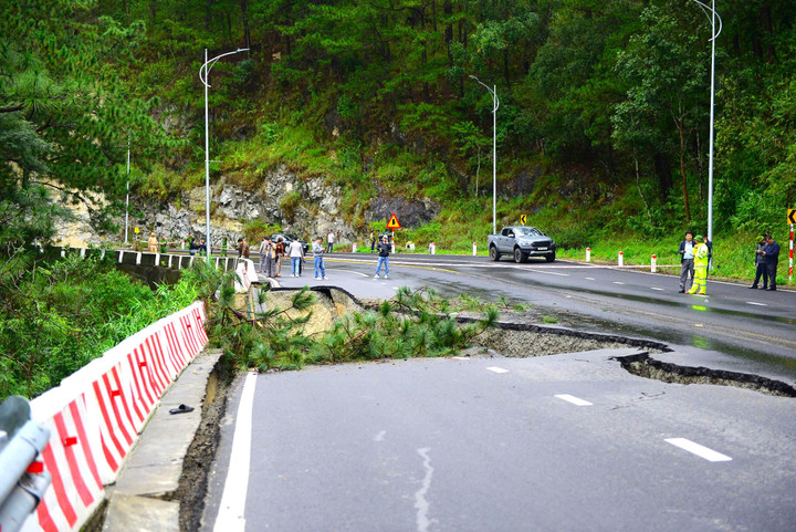 Sạt lở nghiêm trọng trên đèo Prenn.