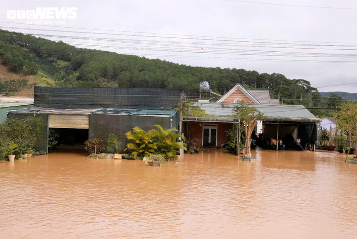 Nhà cửa người dân chìm trong biển nước. (Ảnh: N.D)