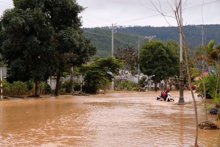 Đường xá ngập trong nước mênh mông. (Ảnh: N.D)