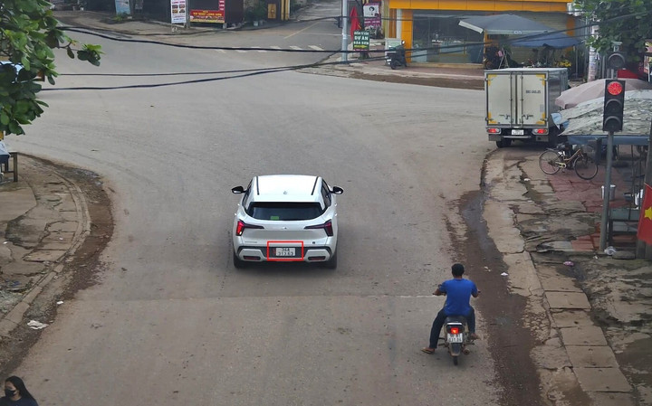 Ô tô vượt đèn đỏ. (Ảnh: Công an Bắc Ninh)