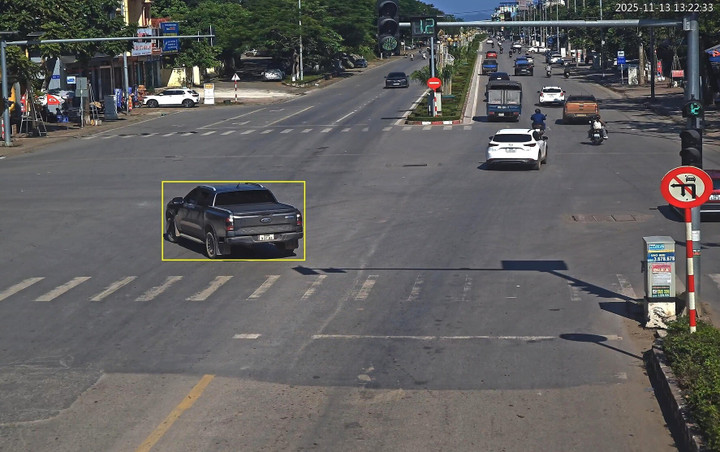 Ô tô rẽ trái tại nơi có biển cấm rẽ trái tại phường Bắc Giang, Bắc Ninh. (Ảnh: Công an Bắc Ninh)