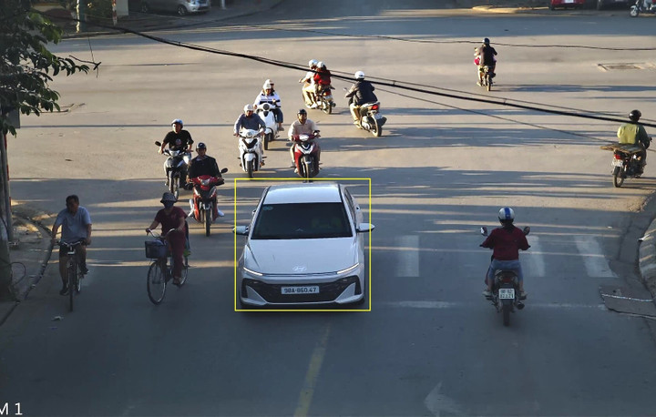 Ô tô lấn làn, không chấp hành chỉ dẫn của vạch kẻ đường. (Ảnh: Công an Bắc Ninh)