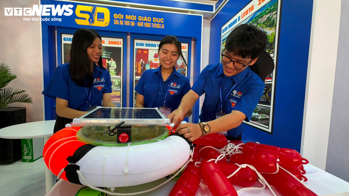 Sản phẩm phao cứu sinh sử dụng điện năng lượng mặt trời của Trường THPT Phú Mỹ.