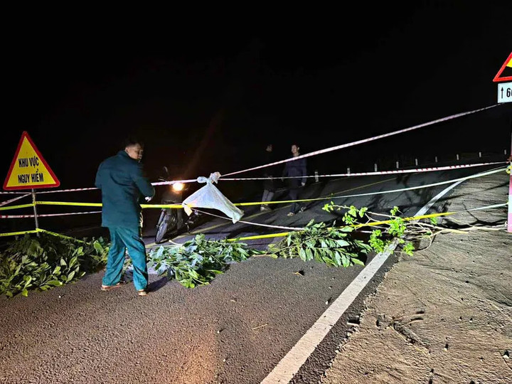 Lực lượng chức năng xã Tân Hà Lâm Hà túc trực đảm bảo an toàn giao thông và phân luồng, hướng dẫn người dân di chuyển sang cung đường khác. (Ảnh: Người dân cung cấp)