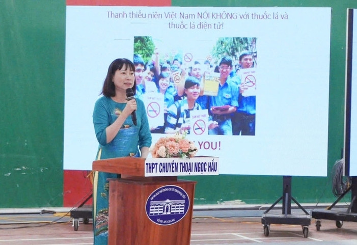 Bà Đặng Thị Kim Phượng, Hiệu trưởng trường THPT chuyên Thoại Ngọc Hầu chia sẻ về trường học trong lành, không khói thuốc.