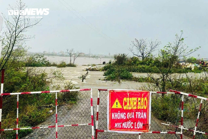 Những nơi có nước lũ chảy xiết trên địa bàn tỉnh Gia Gia được lực lượng chức năng cắm chốt cảnh báo, cấm người và phương tiện đi qua.