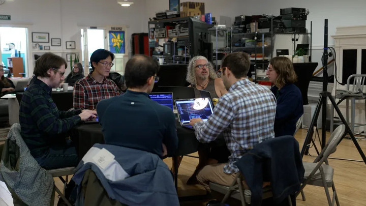 Khoảng 200 người đang làm việc tại Internet Archive. (Ảnh: CNN)