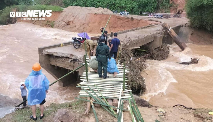 Chiếc cầu tạm bằng tre đã giúp phá thế cô lập cho hàng nghìn người dân ở Sơn Hà.