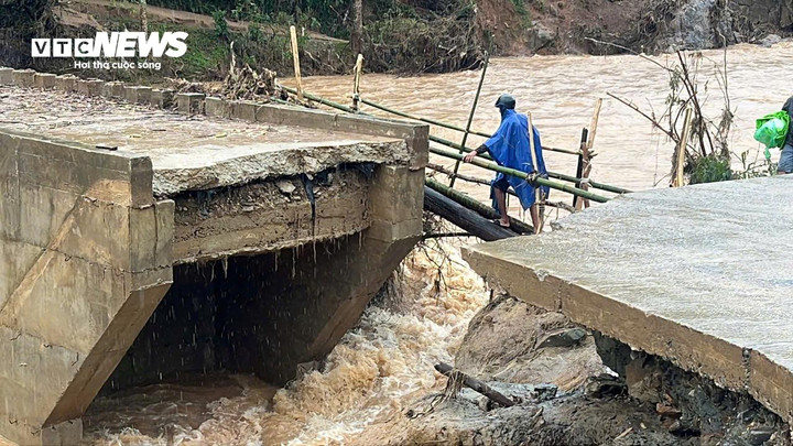 Cầu sập khiến hàng trăm hộ dân lo lắng vì phải rơi vào tình cảnh bị cô lập. Ông Đinh Văn Bỉ (65 tuổi, trú xã Sơn Hà) cho biết: “Cầu sập khiến việc đi lại của bà con và học sinh rất khó khăn. Xe máy, ô tô đều không thể qua được, người dân chỉ dám lội bộ khi nước rút bớt”.