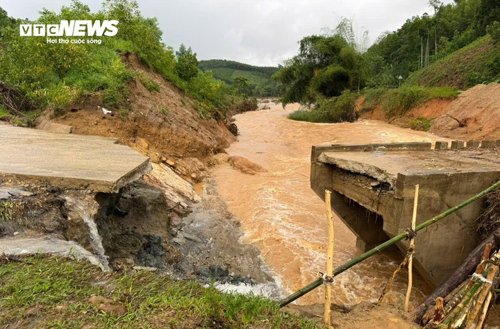 Mố cầu phía Tây dài khoảng 5m bị cuốn sập hoàn toàn.