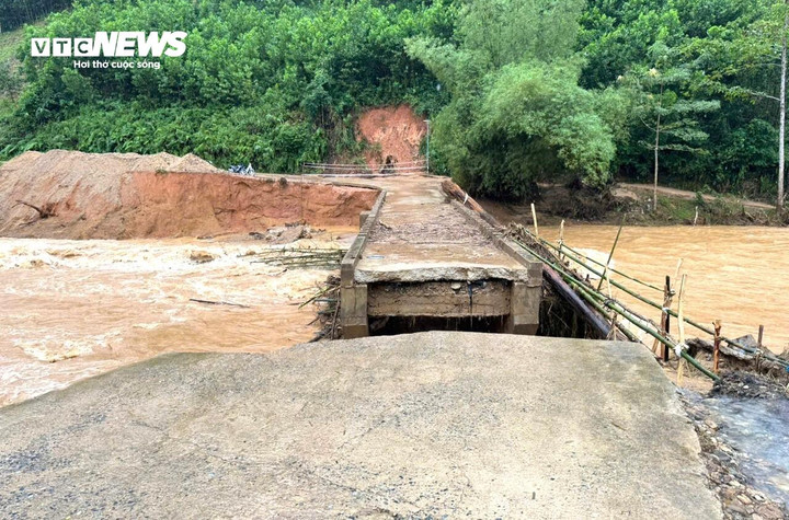 Do cầu bị phá hủy, tuyến giao thông qua khu vực bị chia cắt hoàn toàn; 288 hộ dân với 1.212 nhân khẩu ở thôn Mang Nà và thôn Nước Nao (xã Sơn Hà) bị cô lập.