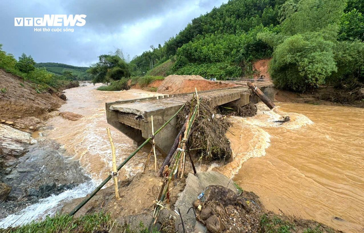 Sáng sớm 17/11, trên địa bàn xã Sơn Hà, tỉnh Quảng Ngãi, xuất hiện mưa lớn. Mực nước suối dâng cao, chảy xiết khiến mố cầu và một phần cầu Nước Bao bị cuốn sập.