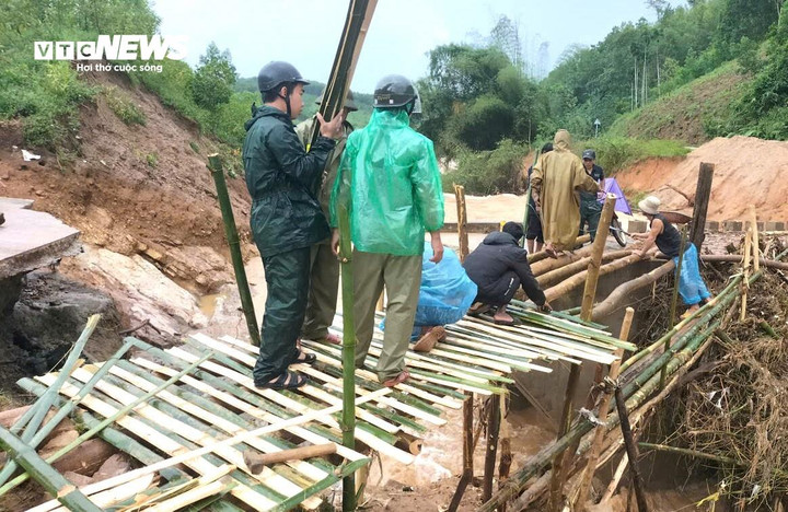 Trong chiều 17 và ngày 18/11, chính quyền xã Sơn Hà huy động lực lượng tại chỗ cùng người dân góp tre, ván để dựng cầu tạm tại vị trí cầu cũ. Bí thư Đảng ủy xã Sơn Hà Trần Văn Luật cho biết việc dựng cầu tạm giúp người dân và học sinh có thể qua lại trong thời điểm khẩn cấp.