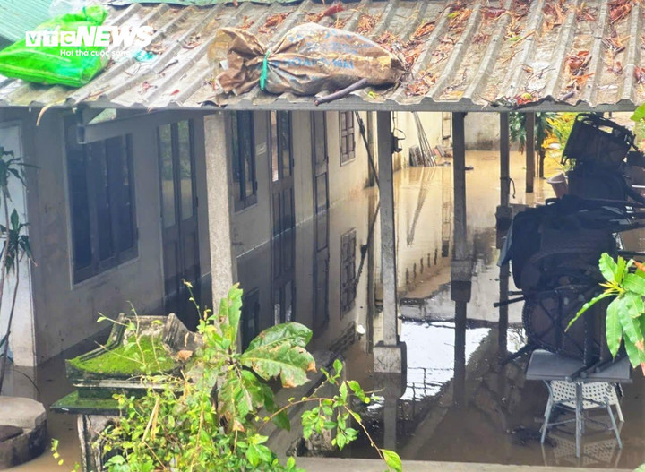 Nước dâng qua cửa chính nhà dân khu vực cầu Mới (phường Nhơn Bình)