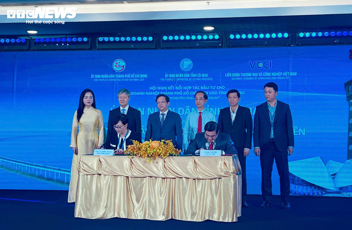 Nhiều biên bản ghi nhớ hợp tác được ký kết giữa UBND tỉnh Cà Mau và các tập đoàn, doanh nghiệp.