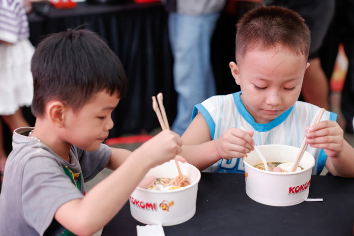 Kokomi 75 cu tăiței bogați, nu prea sărați.