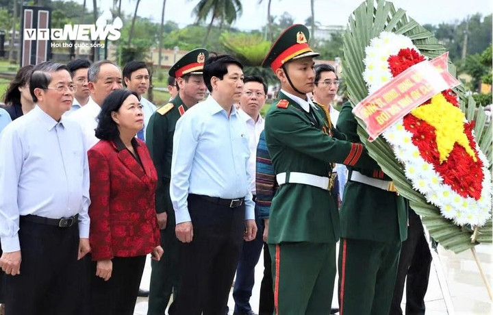 Chủ tịch nước Lương Cường dâng hương tại Nghĩa trang liệt sỹ Điện Bàn